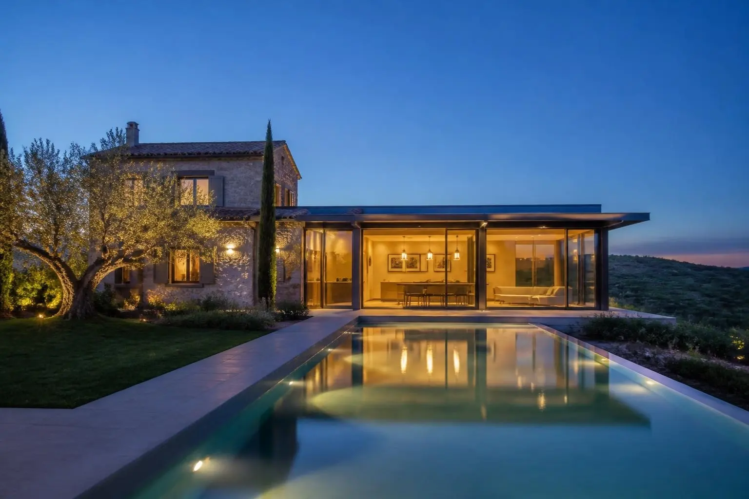 Istrisches Steinhaus mit modernem Glasanbau und Pool in der Abenddämmerung