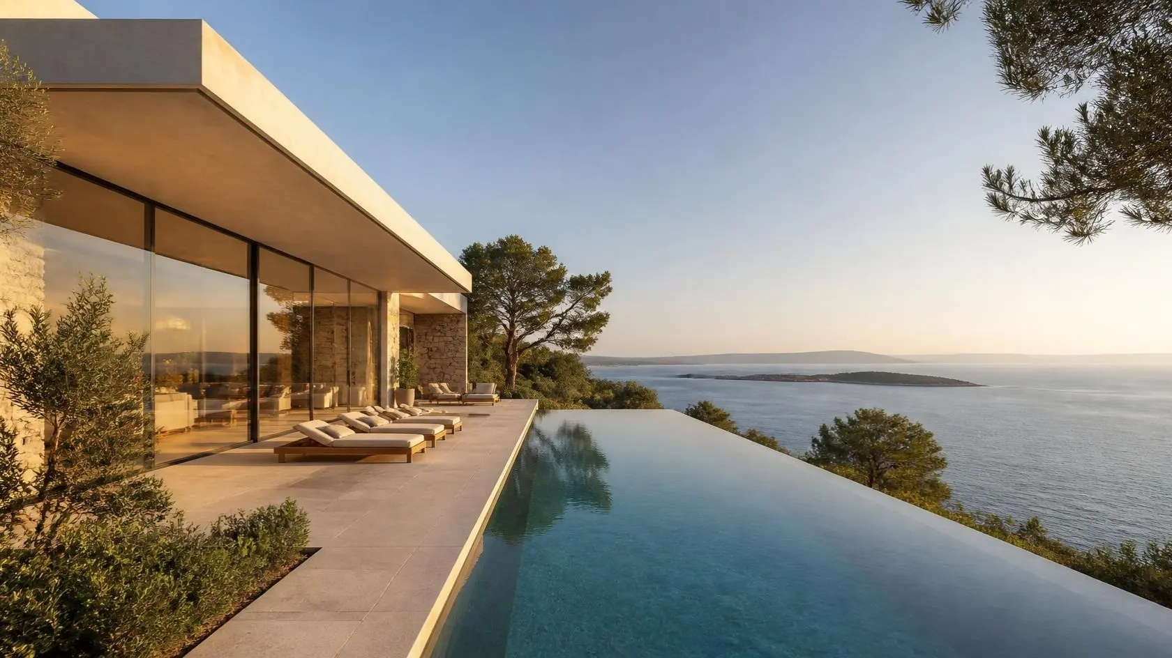 Moderne Villa mit Glasfronten und Infinity-Pool über der Adria im Abendlicht