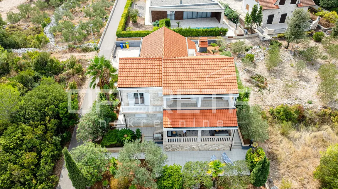 Das Haus mit Ziegeldach und Garten von oben