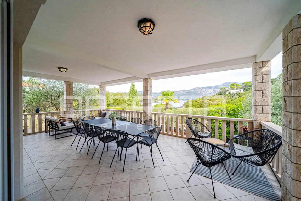 Überdachte Terrasse mit Essplatz und Blick aufs Meer