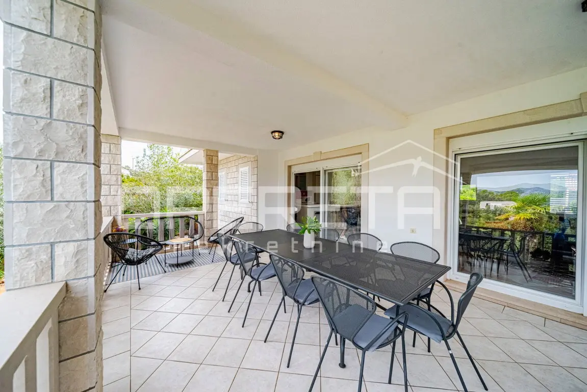 Terrasse mit langem Esstisch für viele Gäste