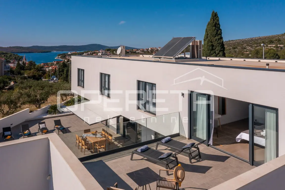 Terrasse mit Liegen und Blick über die Bucht