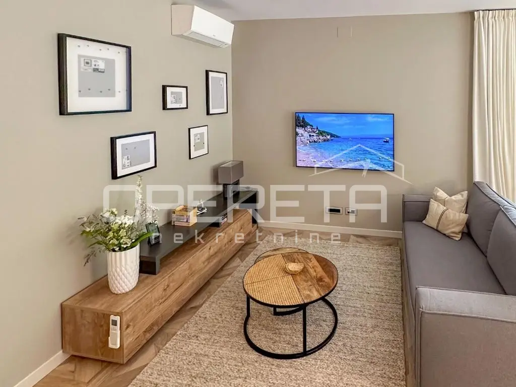 Wohnzimmer mit Sofa, Couchtisch und Bildern