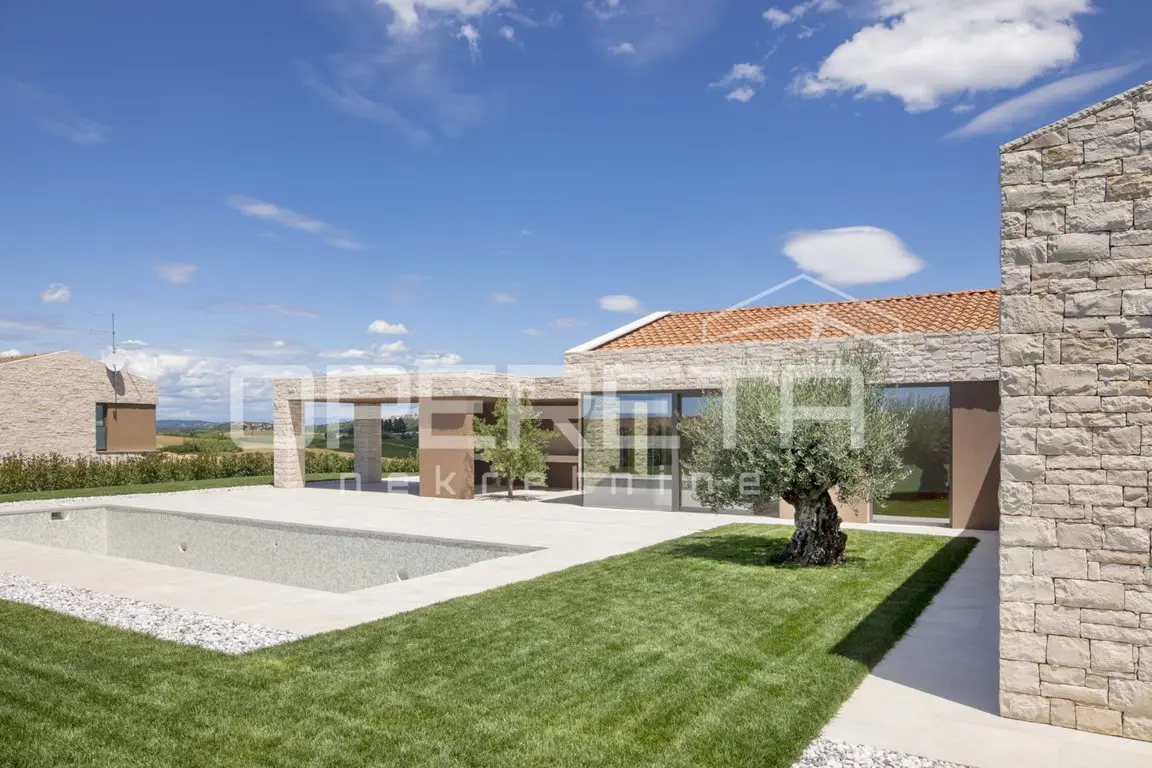 Pool-Terrasse mit altem Olivenbaum, im Hintergrund der überdachte Außenbereich