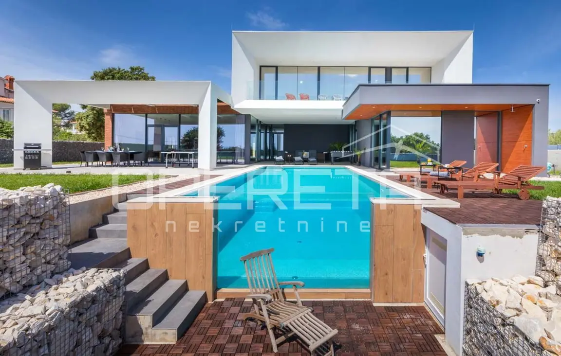 Pool mit Liegestuhl und Terrassen auf mehreren Ebenen