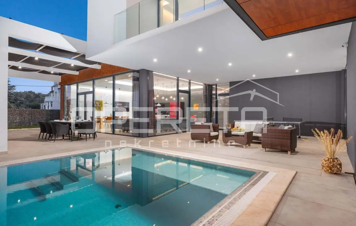 Überdachte Terrasse mit Lounge-Möbeln direkt am Pool