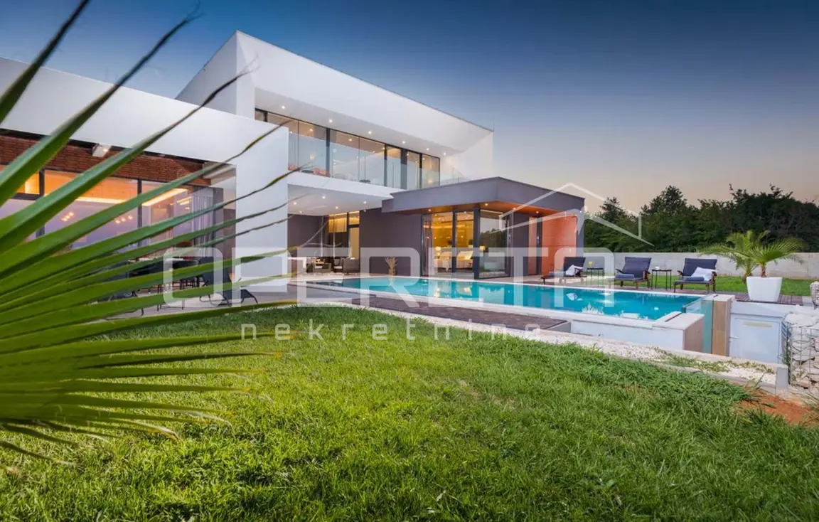 Weitläufige Rasenfläche vor der Villa mit Pool