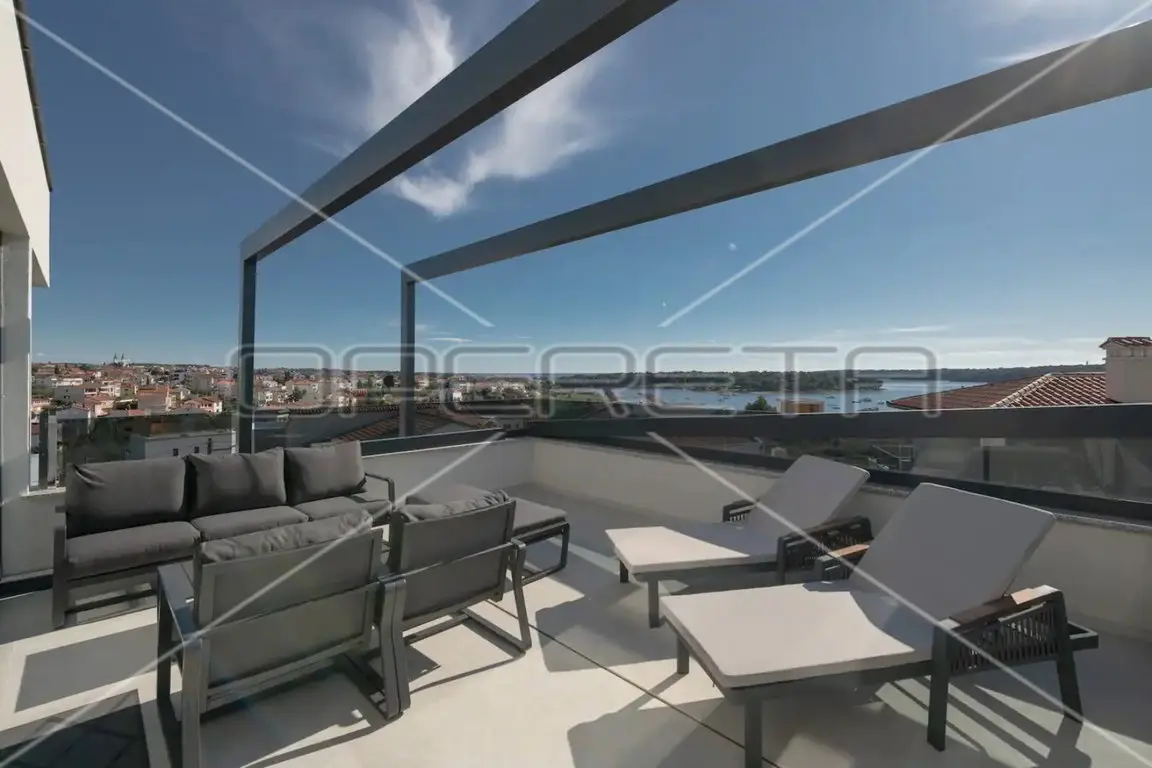 Terrasse mit Lounge-Möbeln und Blick über Medulin bis zum Meer